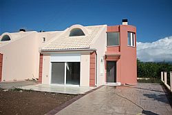 Διώροφες μεζονέτες με εσωτερικό αίθριο Λόγγος Αιγιαλείας