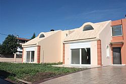 Διώροφες μεζονέτες με εσωτερικό αίθριο Λόγγος Αιγιαλείας