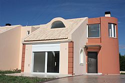 Διώροφες μεζονέτες με εσωτερικό αίθριο Λόγγος Αιγιαλείας